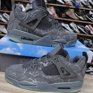 Designer Nike Air Jordan 4 Retro Kaws Sneakers