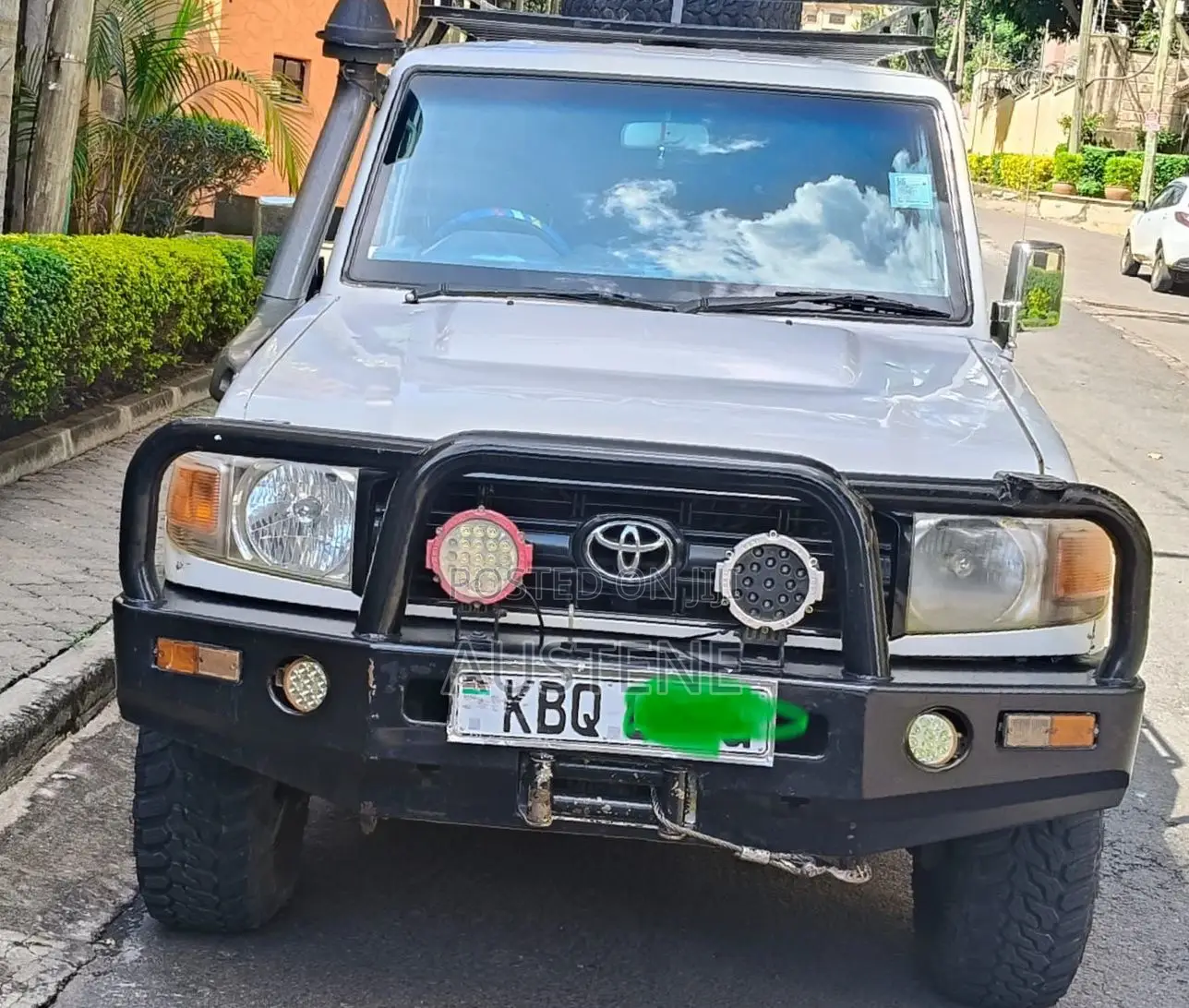 Toyota Land Cruiser 2011 White