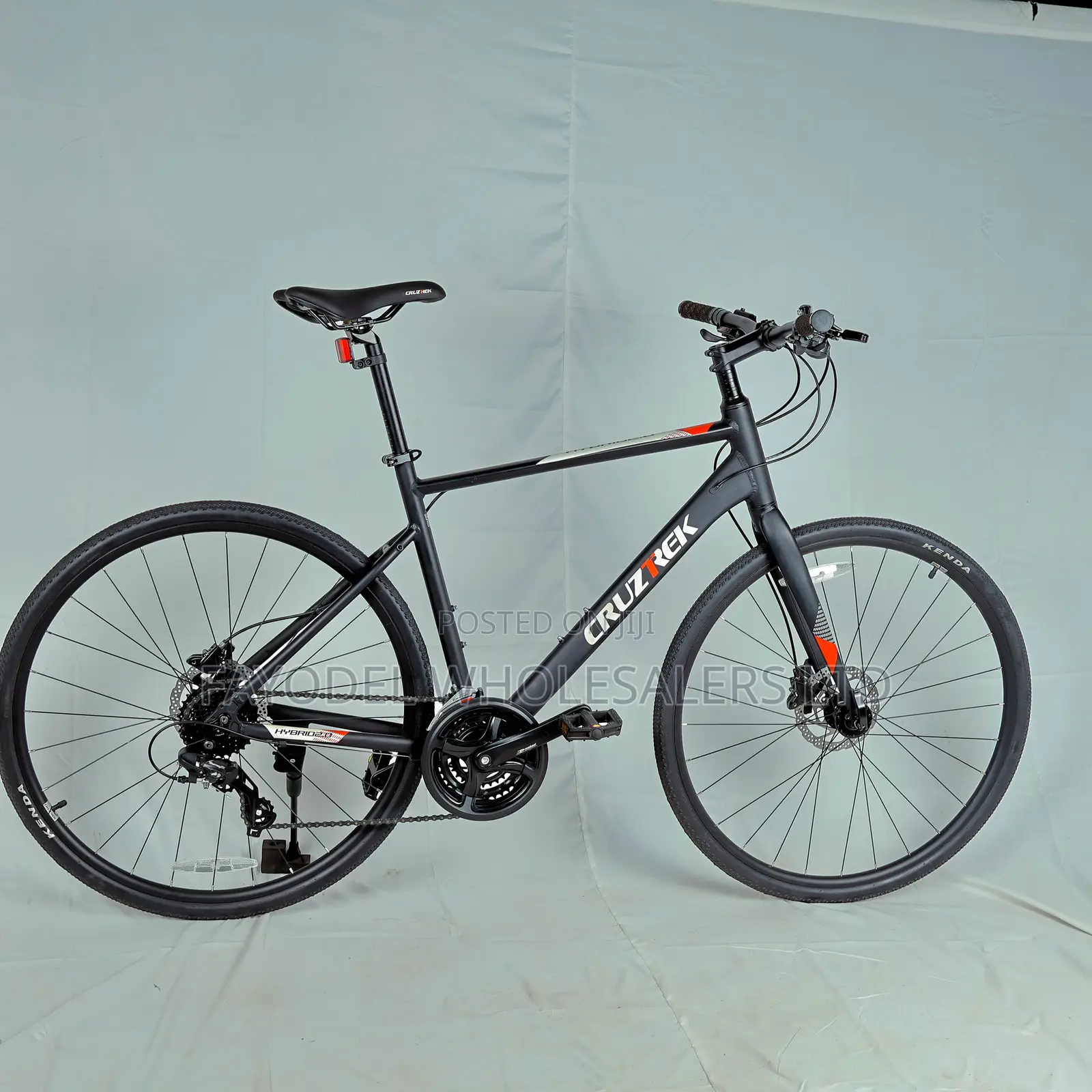 Cruztek 700c Bicycle – Comfortable Ride With Sleek Design