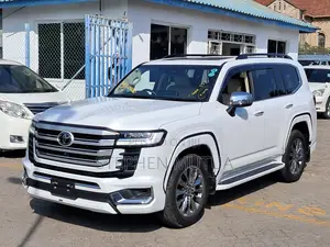 Toyota Land Cruiser LC300 2023 White