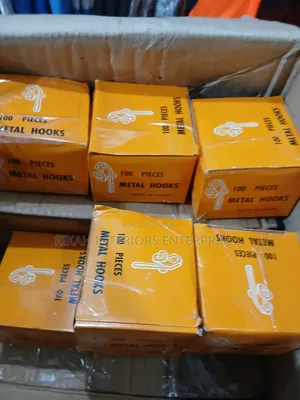 A PKT of 100 PCS of Metal Hooks