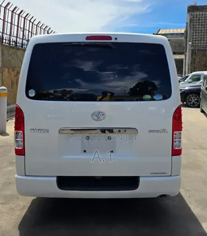 Toyota Regius 2019 White