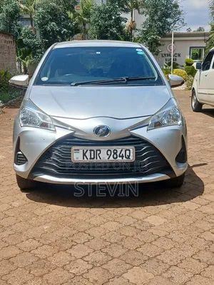 Toyota Vitz 2018 Silver