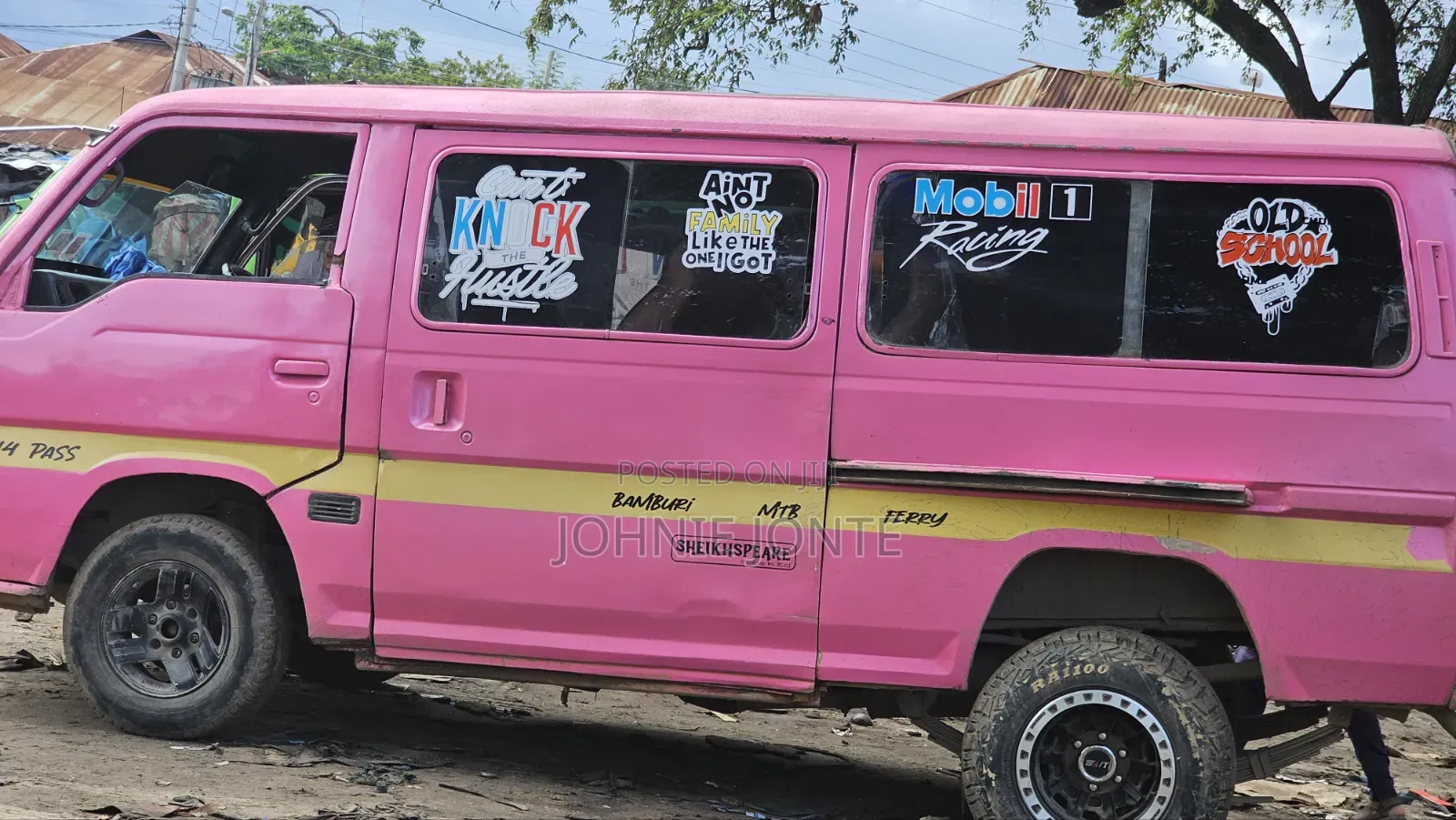 Nissan Caravan (Urvan) 2001 Pink