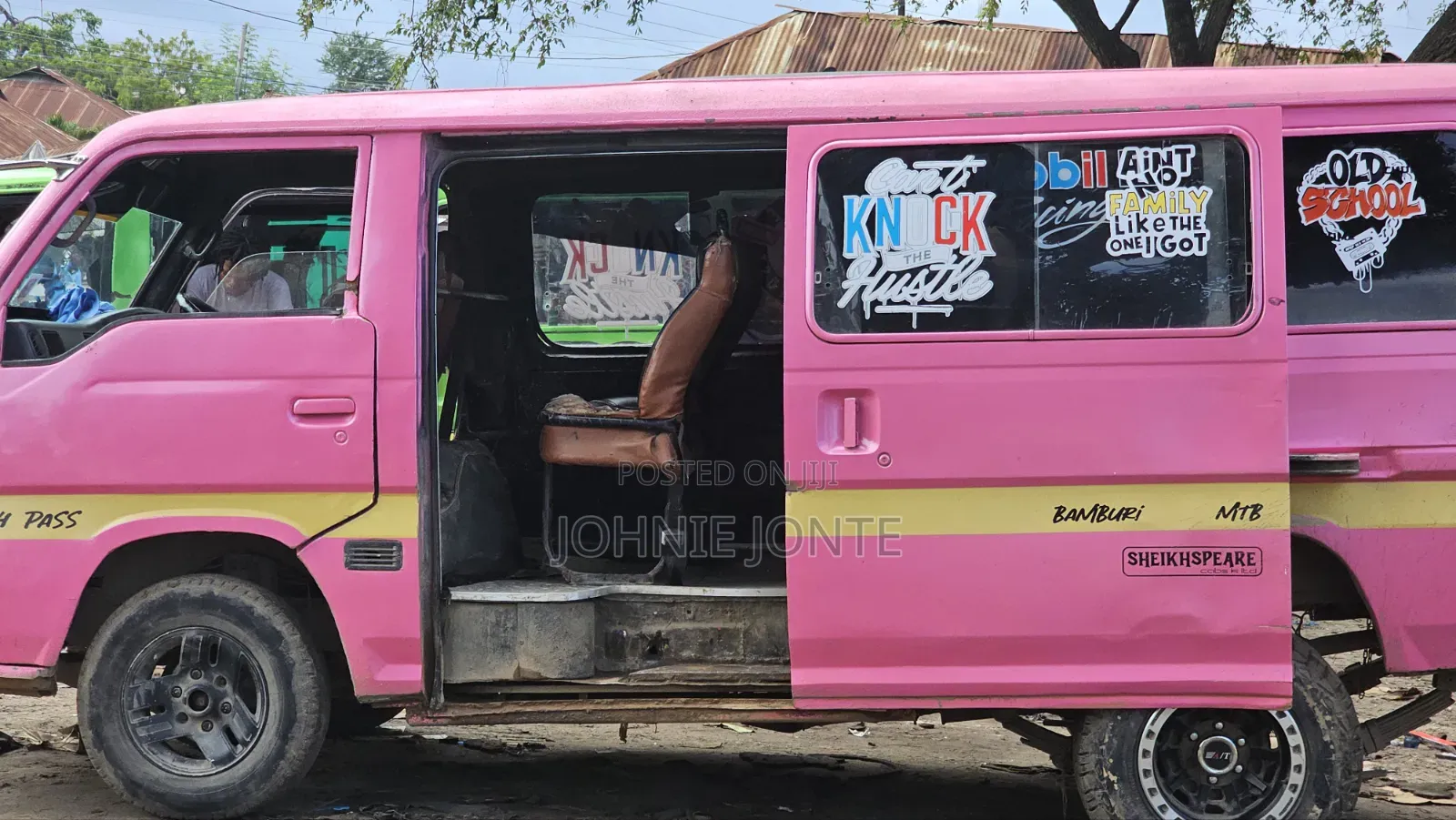 Nissan Caravan (Urvan) 2001 Pink