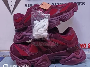 New Balance 9060 Maroon
Sneakers