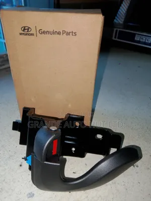 Inner Left Door Handle Hyundai Hd72/65 (Genuine)