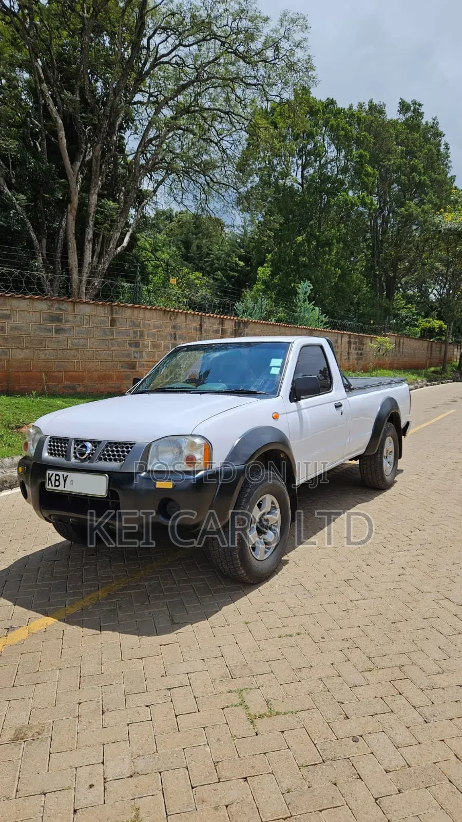 Nissan Hardbody 2013 White