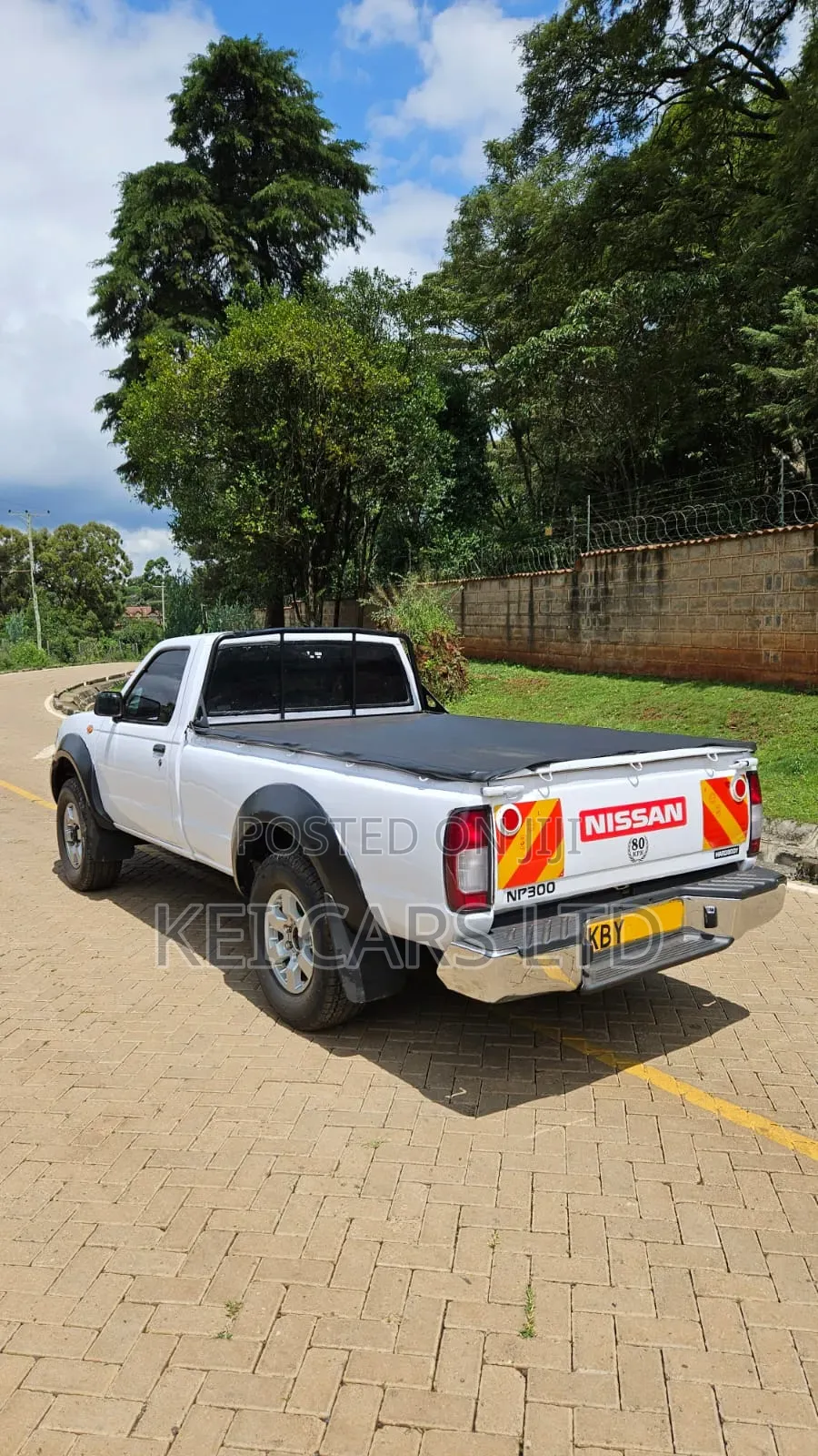 Nissan Hardbody 2013 White