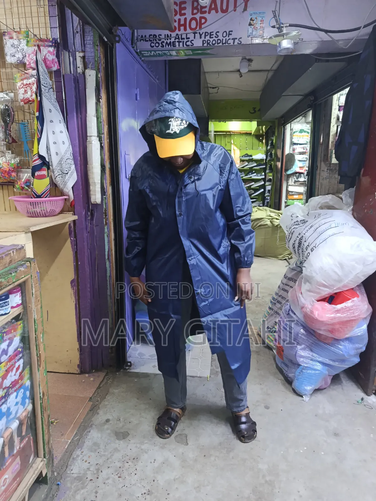 Heavy Duty Rain
Coat 
With a Hood"Reflector