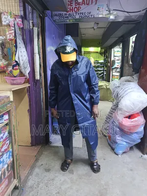 Heavy Duty Rain
Coat 
With a Hood"Reflector