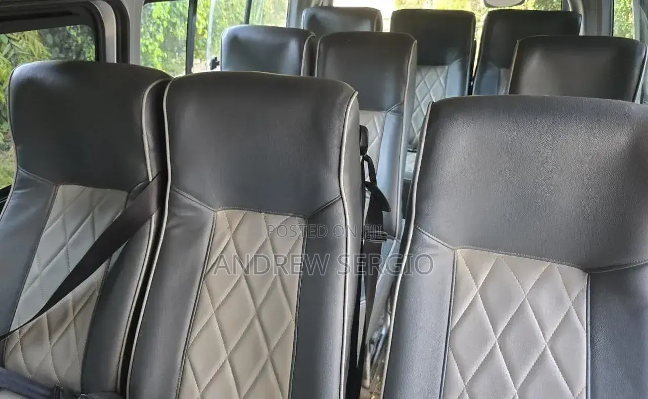 Toyota HiAce 2015 Silver