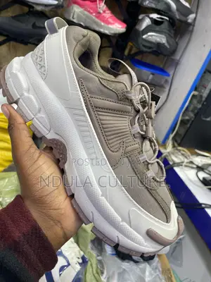 Nike Zoom Vomero 5 Roam