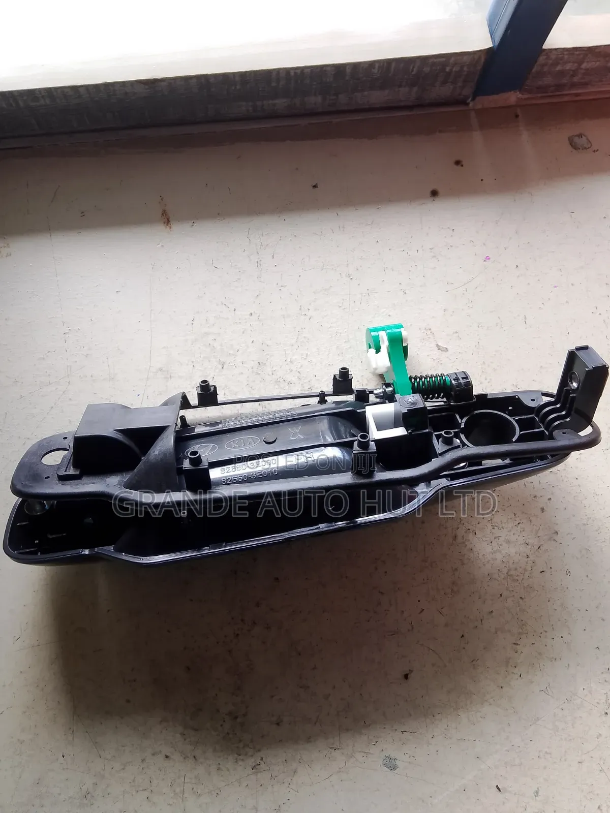 Front Outer Handle Right Kia Sorento 2005 (Genuine)