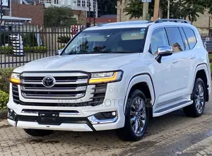 Toyota Land Cruiser LC300 2023 White