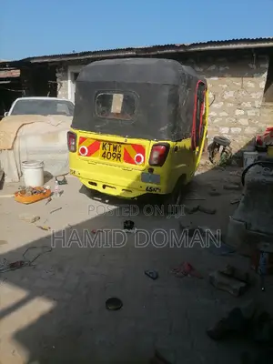 Piaggio 2023 Yellow