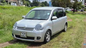 Toyota Sienta 1.5 FWD 2010 Silver