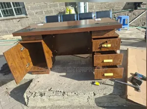 Modern 1.4m Wooden Executive Office Desk With Lockable Storage