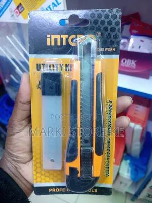Utility Knife/Cutter Knife With Extra Blades