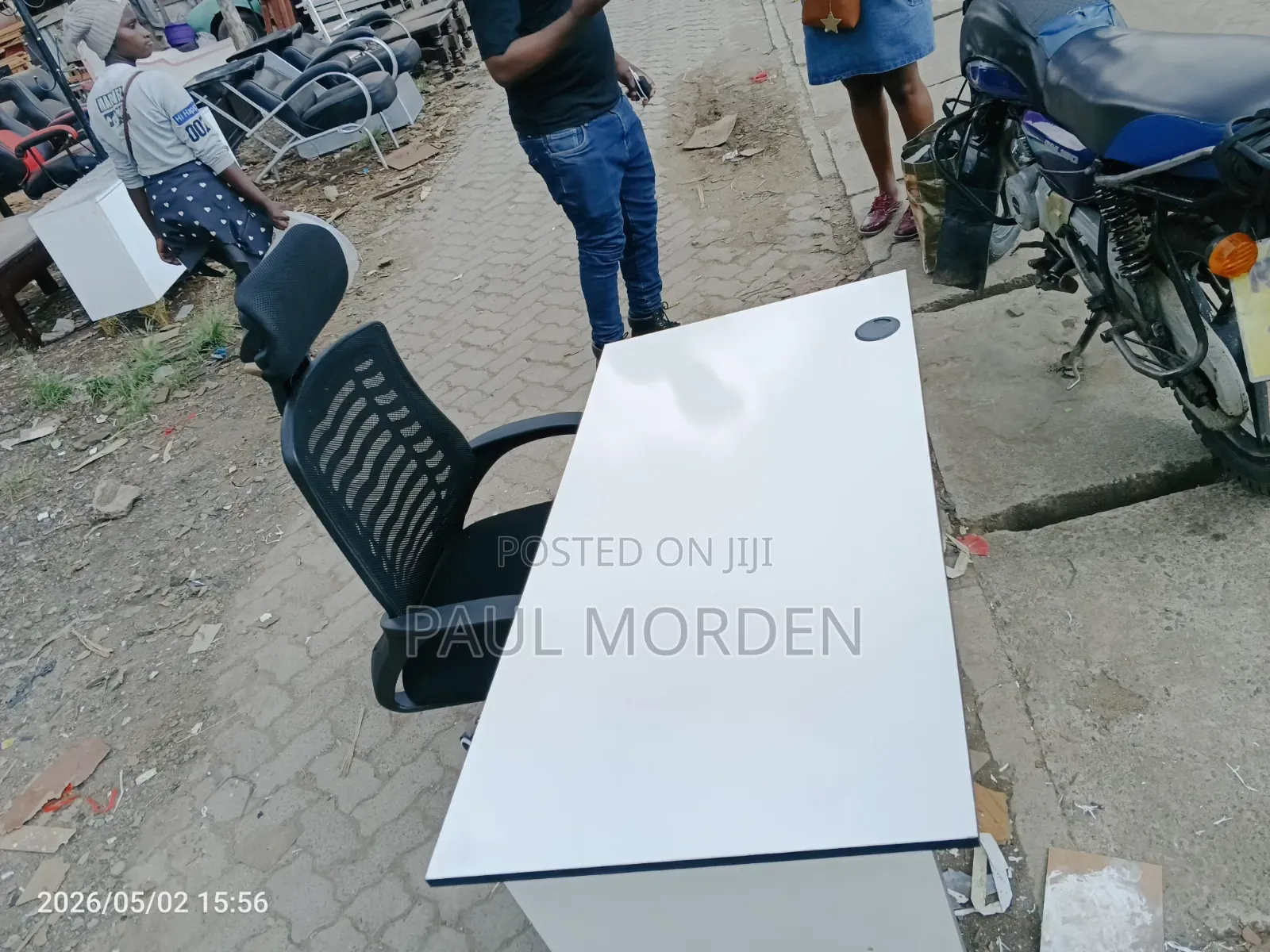 Generic Office Chair With Office Table