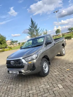 Toyota Hilux 2024 Brown
