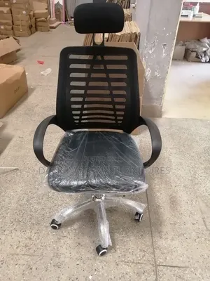 Swivel Desk Chair With Ventilated Mesh Backrest