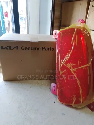 Right Hand Rear Bumber Reflector Kia Sorento 2014 (Genuine)