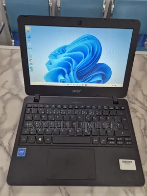 Laptop Acer TravelMate B 4GB Intel Celeron SSHD+SSD 72GB
