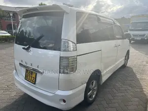 Toyota Voxy 2006 Off white