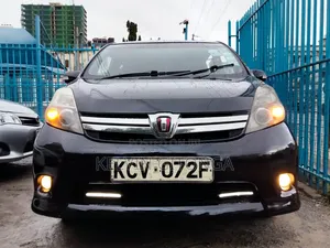 Toyota ISIS 2012 Black