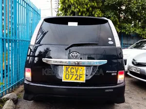 Toyota ISIS 2012 Black