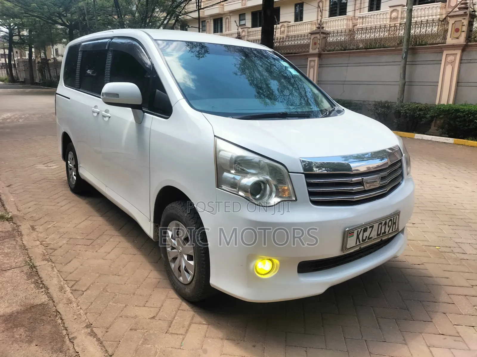 Toyota Noah 2013 Off white