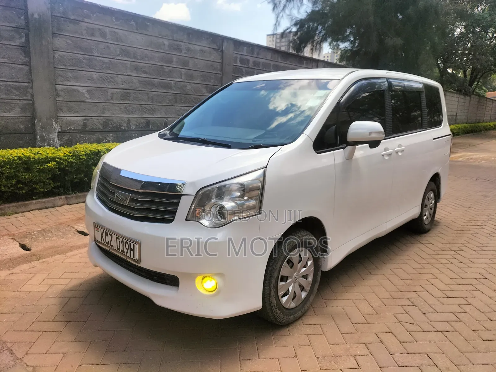 Toyota Noah 2013 Off white