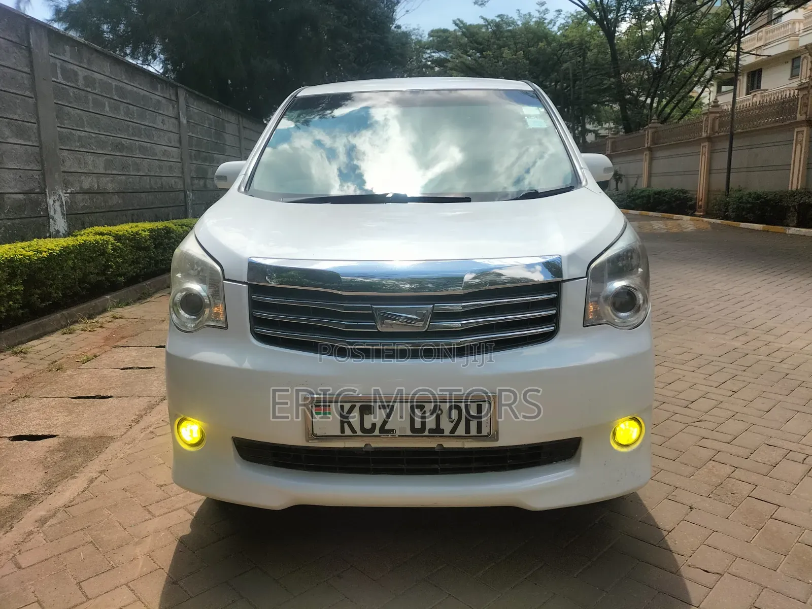Toyota Noah 2013 Off white
