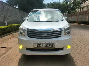Toyota Noah 2013 Off white