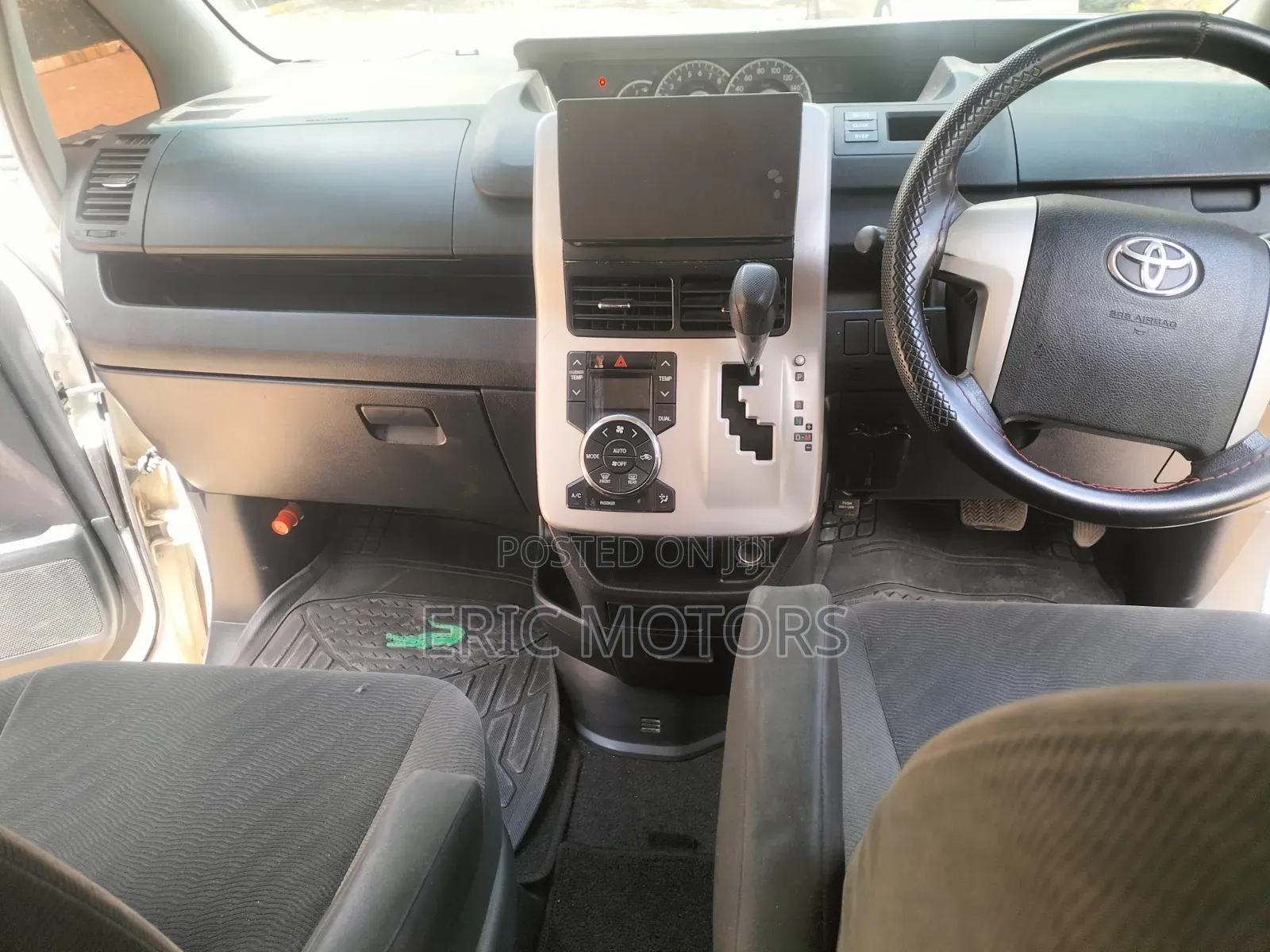 Toyota Noah 2013 Off white