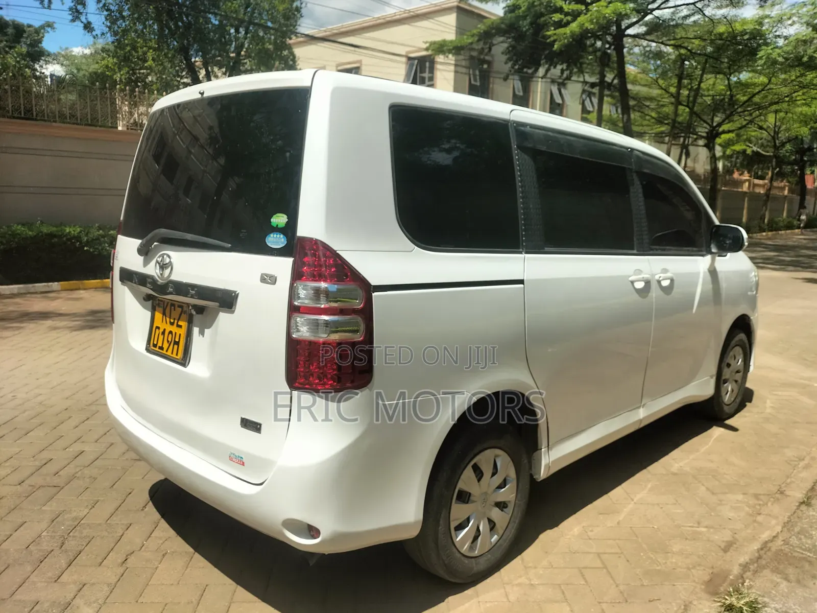 Toyota Noah 2013 Off white