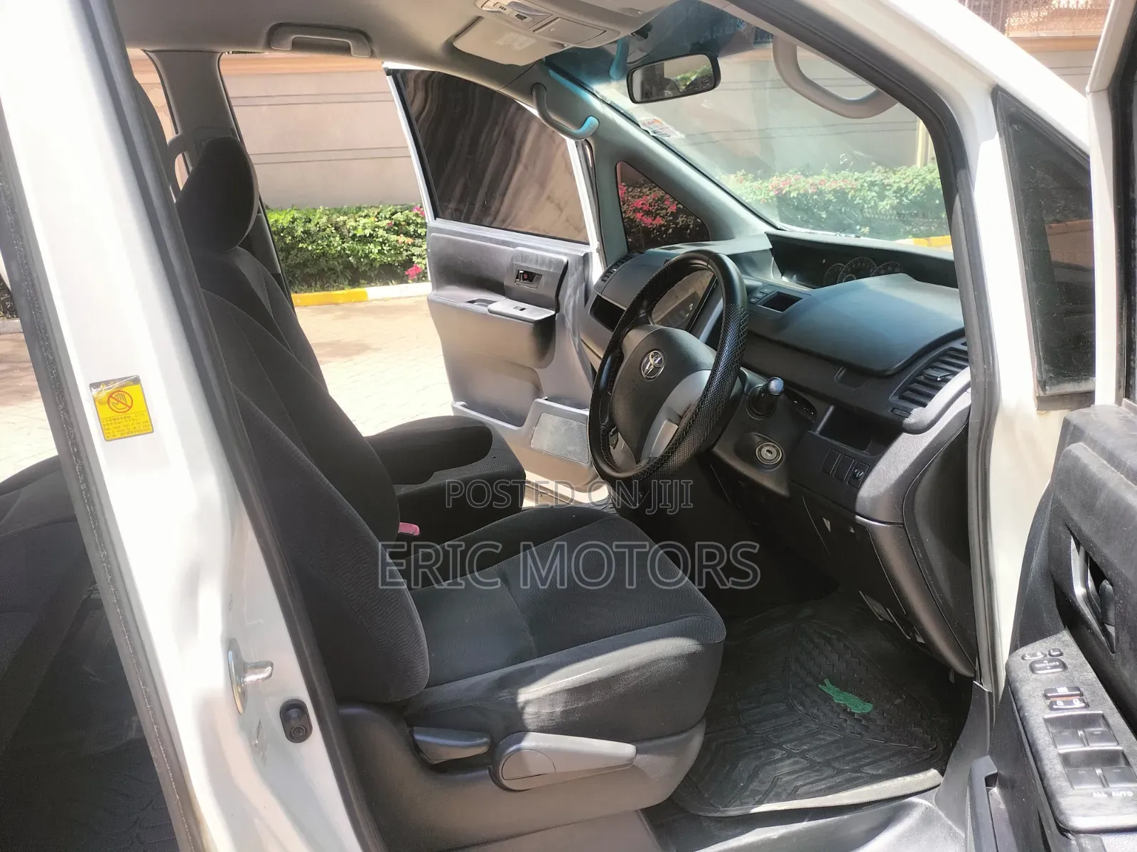 Toyota Noah 2013 Off white