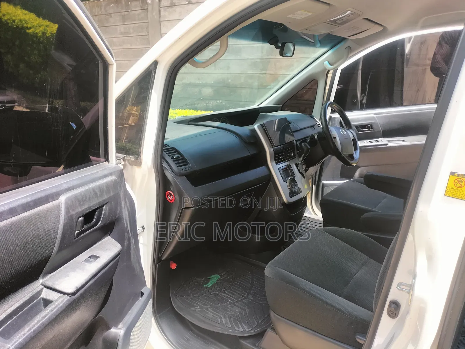 Toyota Noah 2013 Off white