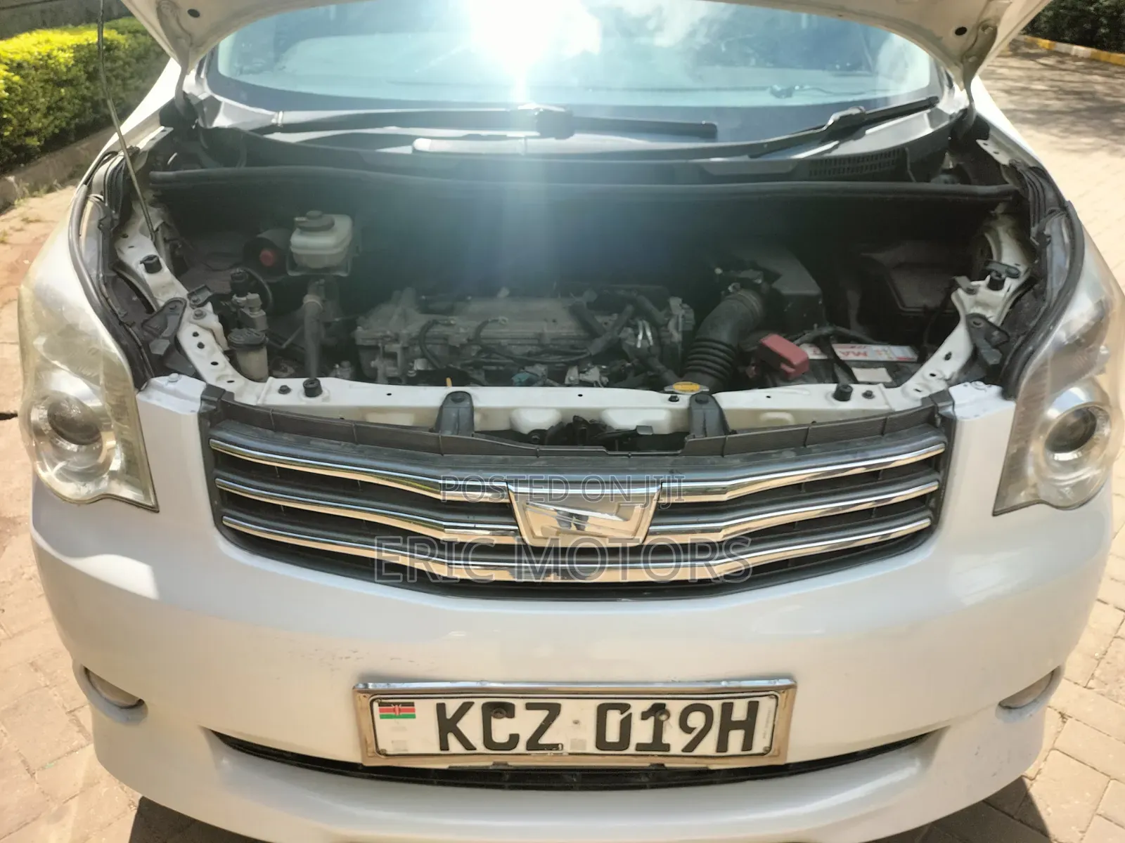 Toyota Noah 2013 Off white