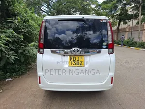 Toyota Noah 2.0 FWD (8 Seater) 2015 White