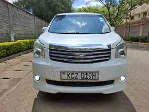 Toyota Noah 2.0 158hp FWD (8 Seater) 2013 White
