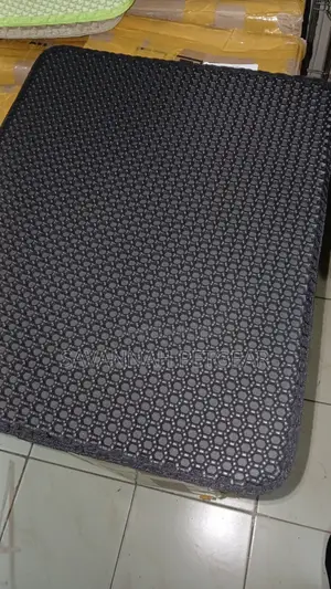 Double-Layer Cat Litter Trapping Mat in Honeycomb-Shaped Holes