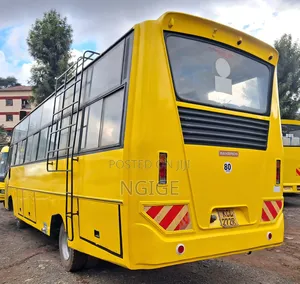 Mitsubishi Fuso Canter 2015 Yellow
