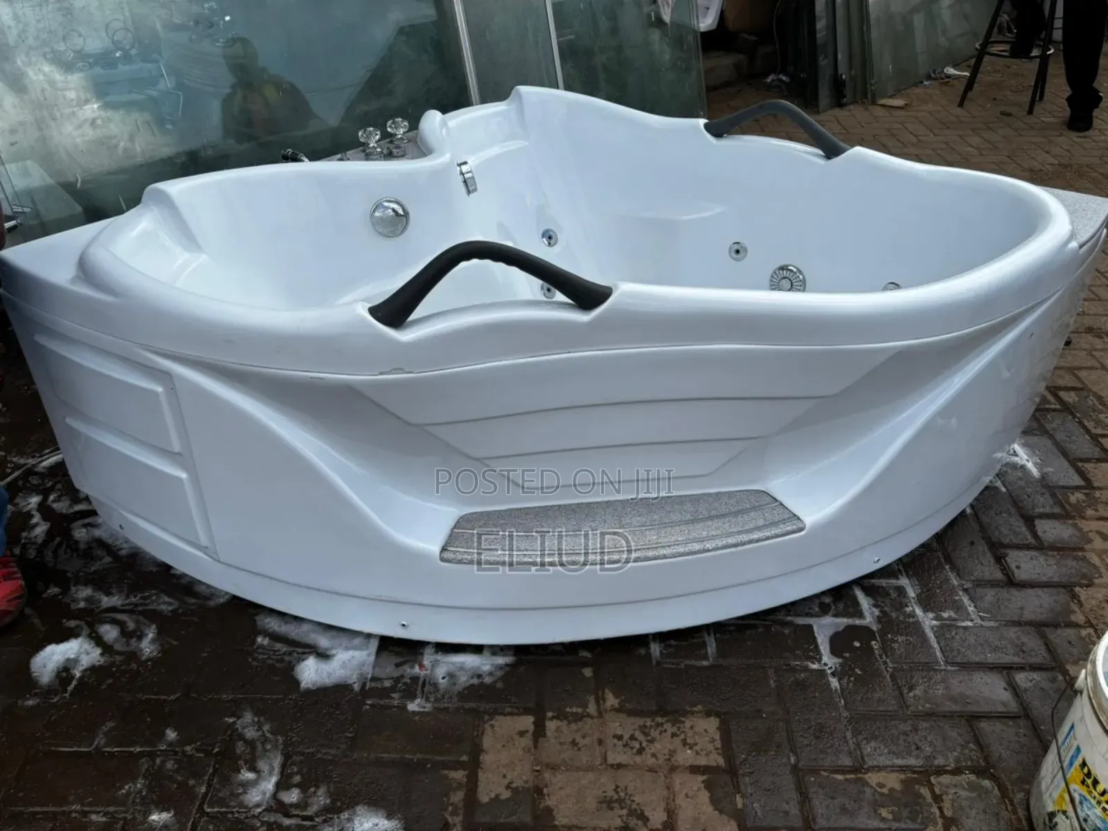 Corner Semi Circle Jacuzzi