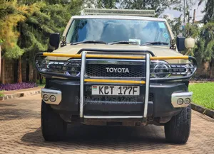Toyota FJ Cruiser 4x4 Automatic 2012 Gold