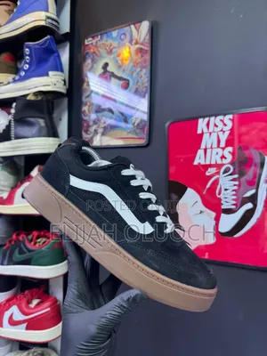Black/Brown Vans Hylane Nineties.
Sizes : _39 40 41 42 43 44 45