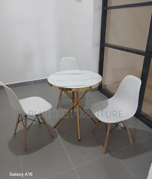 3 Seat Eames Chair With Round Coffee Table