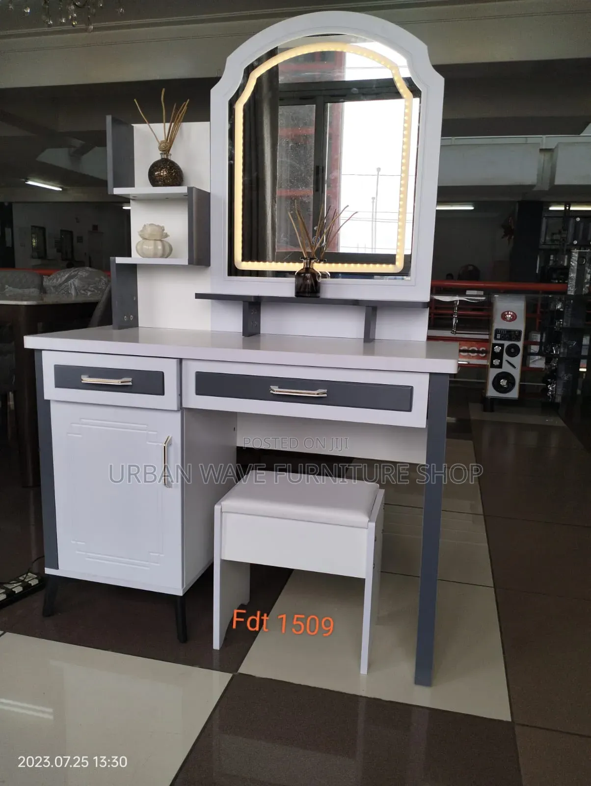 Stacked Mirror Make-Up Stand