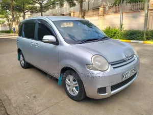 Toyota Sienta 1.5 FWD 2012 Silver